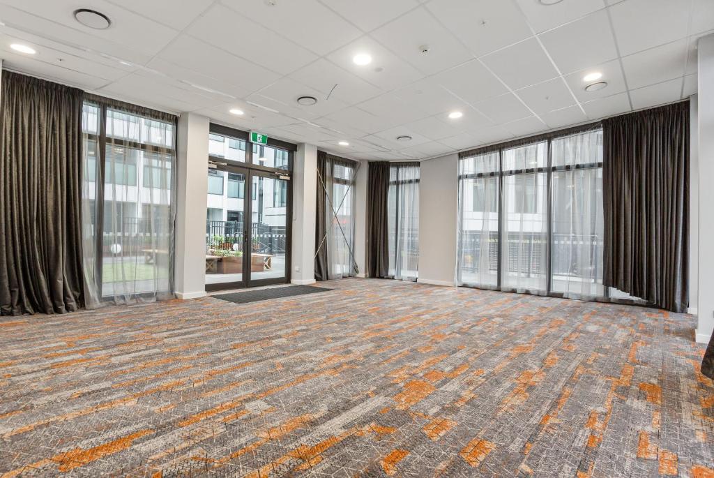 Ramada By Wyndham Newmarket Auckland Exterior photo